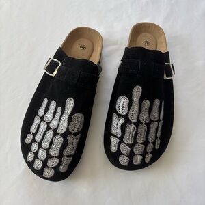 Cloggs Women’s Skeleton Clogg’s Black Grey Embroidered Bone Toes Size 42 NEW